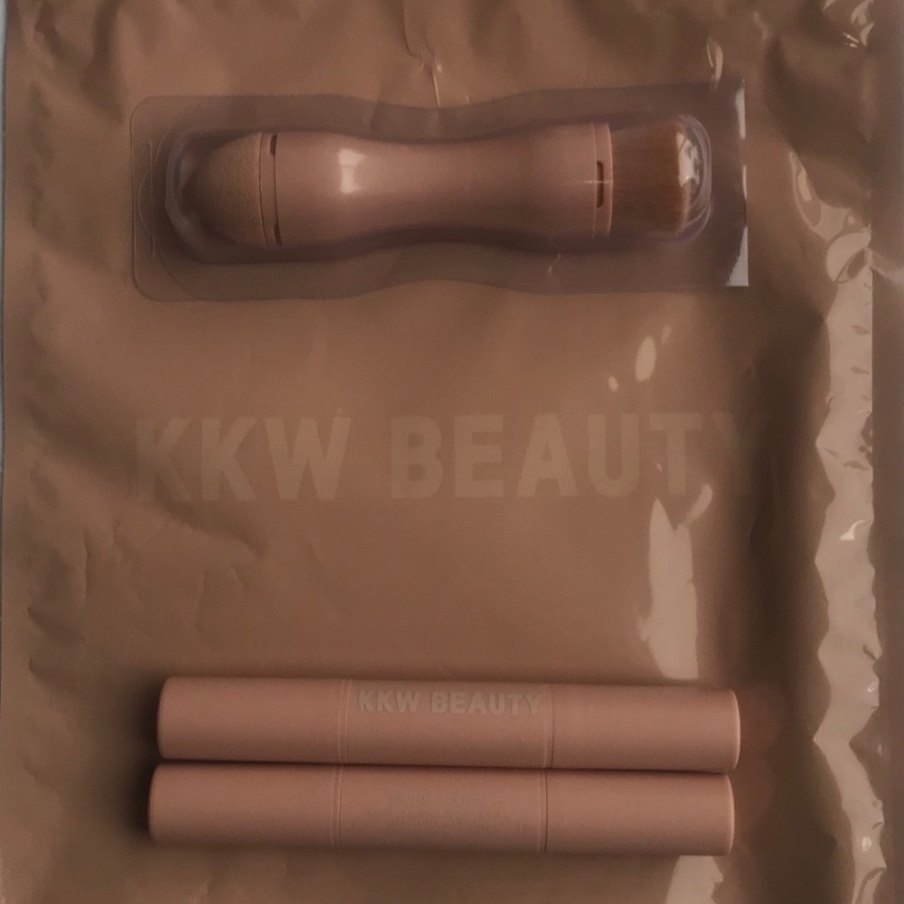 KKW BEAUTY HIGHLIGHT & CONTOUR KIT (MEDIUM)